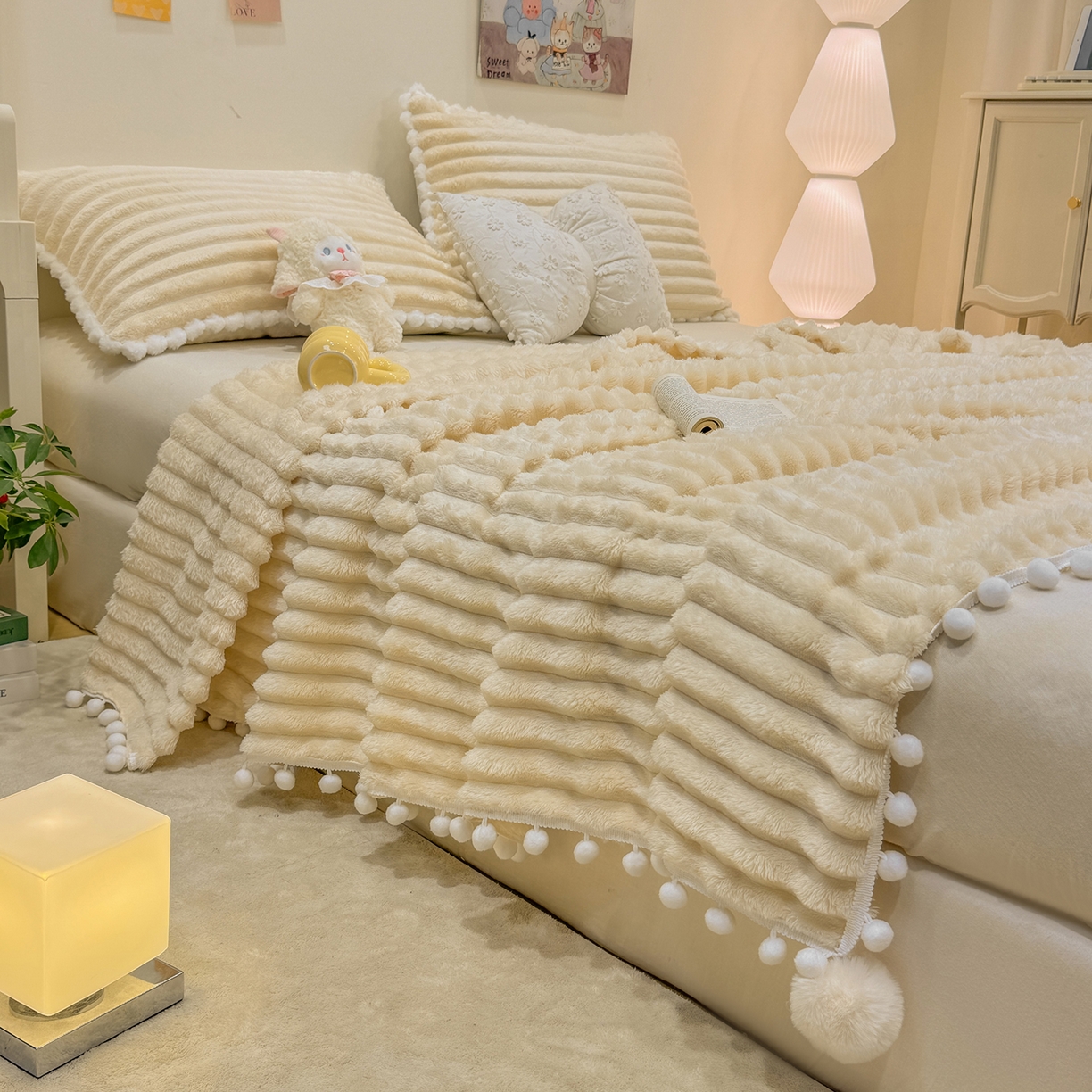 91家纺网 家纺一手货源 找家纺 眠势力 2025新款高克重毛毯抽条兔毛绒毯子多功能小球球加厚雪球盖毯 云朵雪球毯-米