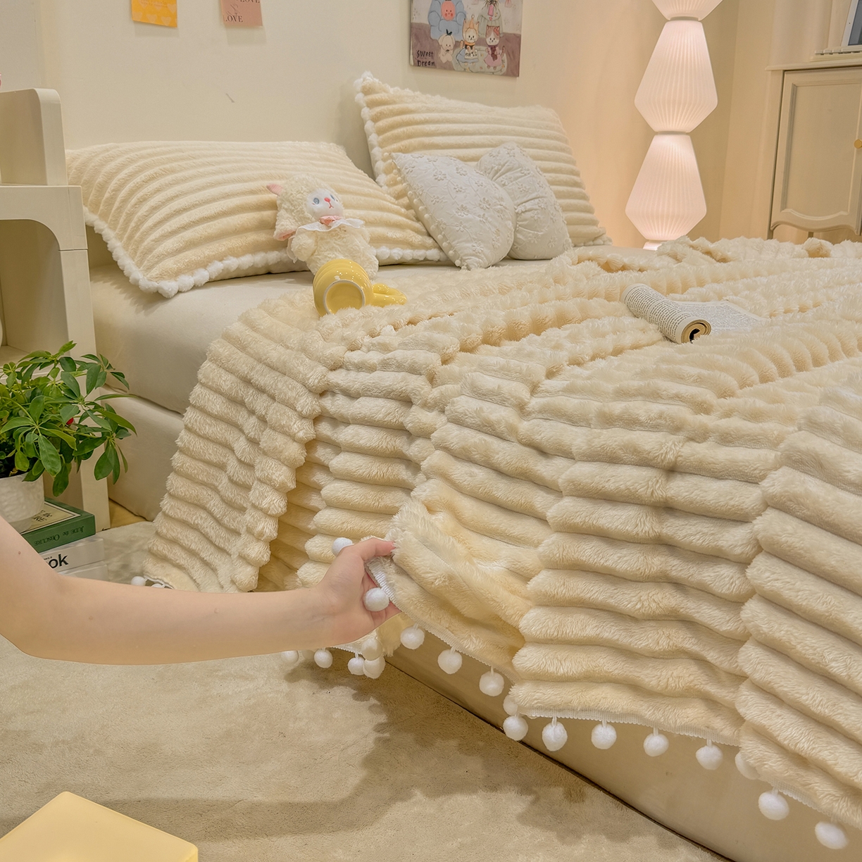 91家纺网 家纺一手货源 找家纺 眠势力 2025新款高克重毛毯抽条兔毛绒毯子多功能小球球加厚雪球盖毯 云朵雪球毯-米