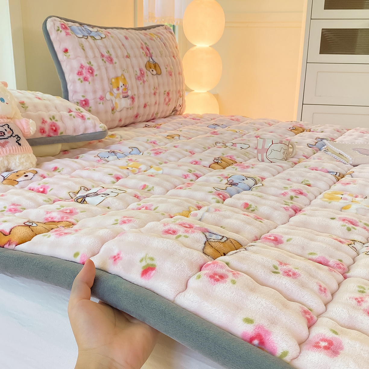 91家纺网 家纺一手货源 找家纺 眠势力 2025新款牛奶绒泡泡床垫加绒仿兔毛绒床褥子秋冬保暖珊瑚绒夹棉床护垫 童趣花园