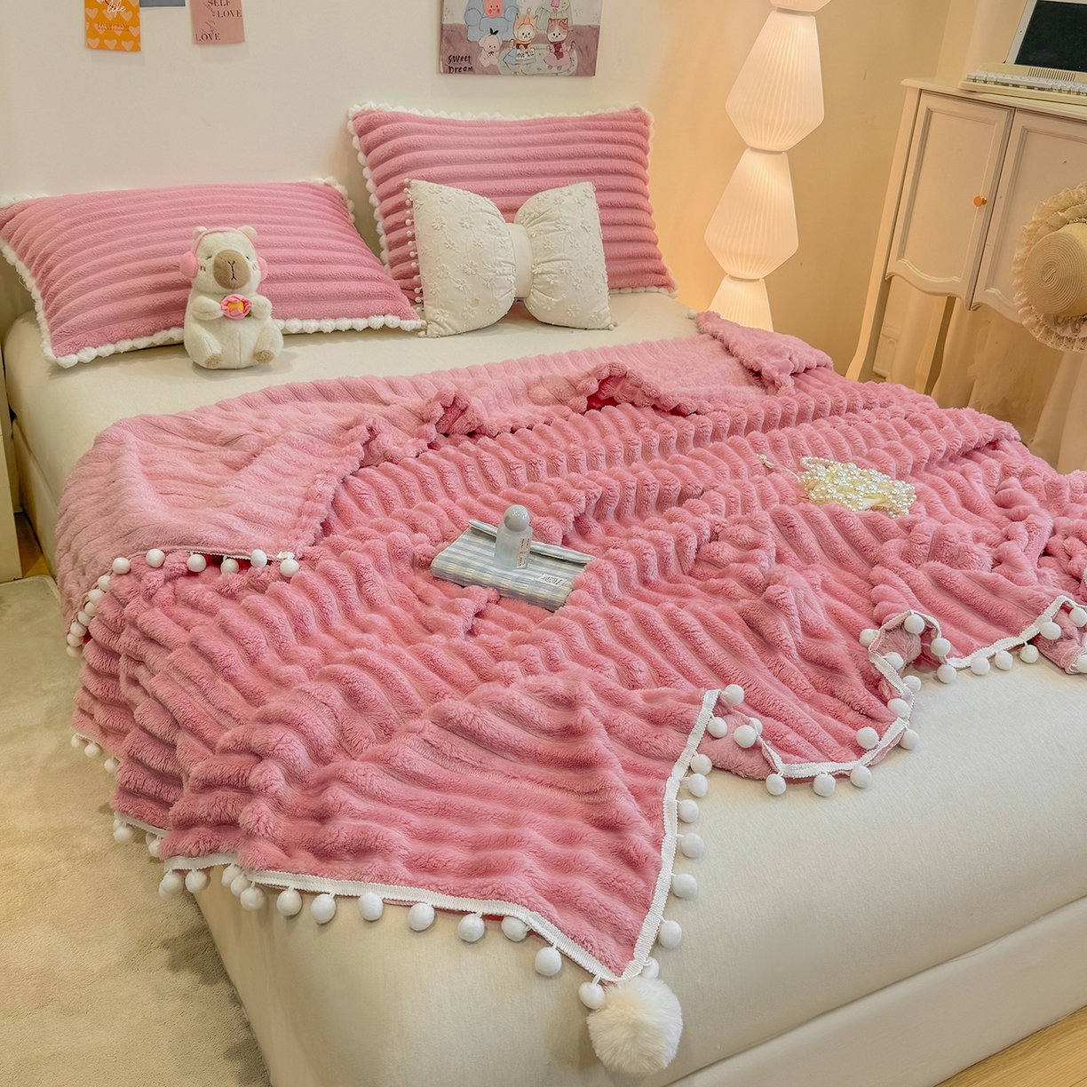 91家纺网 家纺一手货源 找家纺 眠势力 2025新款高克重毛毯抽条兔毛绒毯子多功能小球球加厚雪球盖毯 云朵雪球毯-粉