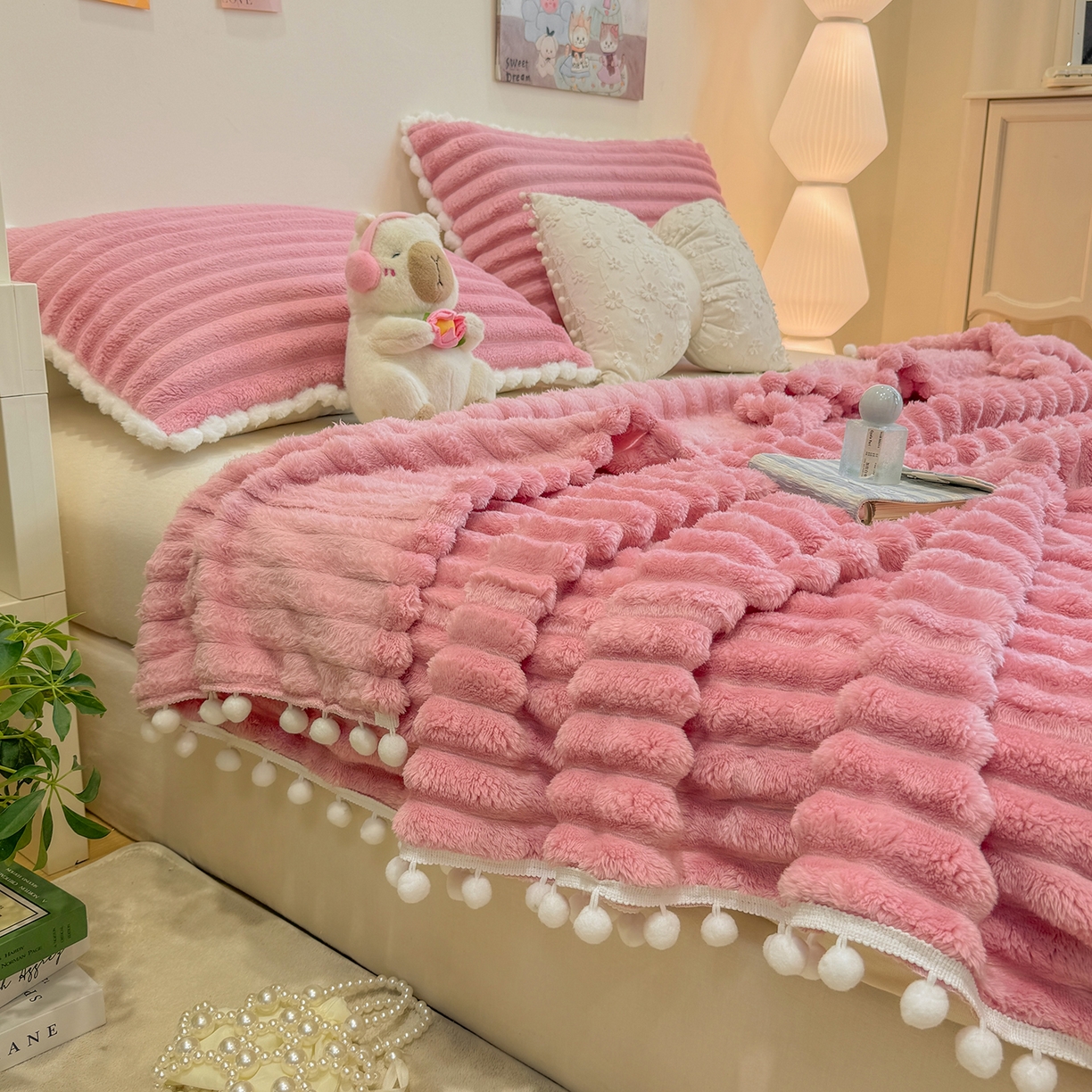 91家纺网 家纺一手货源 找家纺 眠势力 2025新款高克重毛毯抽条兔毛绒毯子多功能小球球加厚雪球盖毯 云朵雪球毯-粉