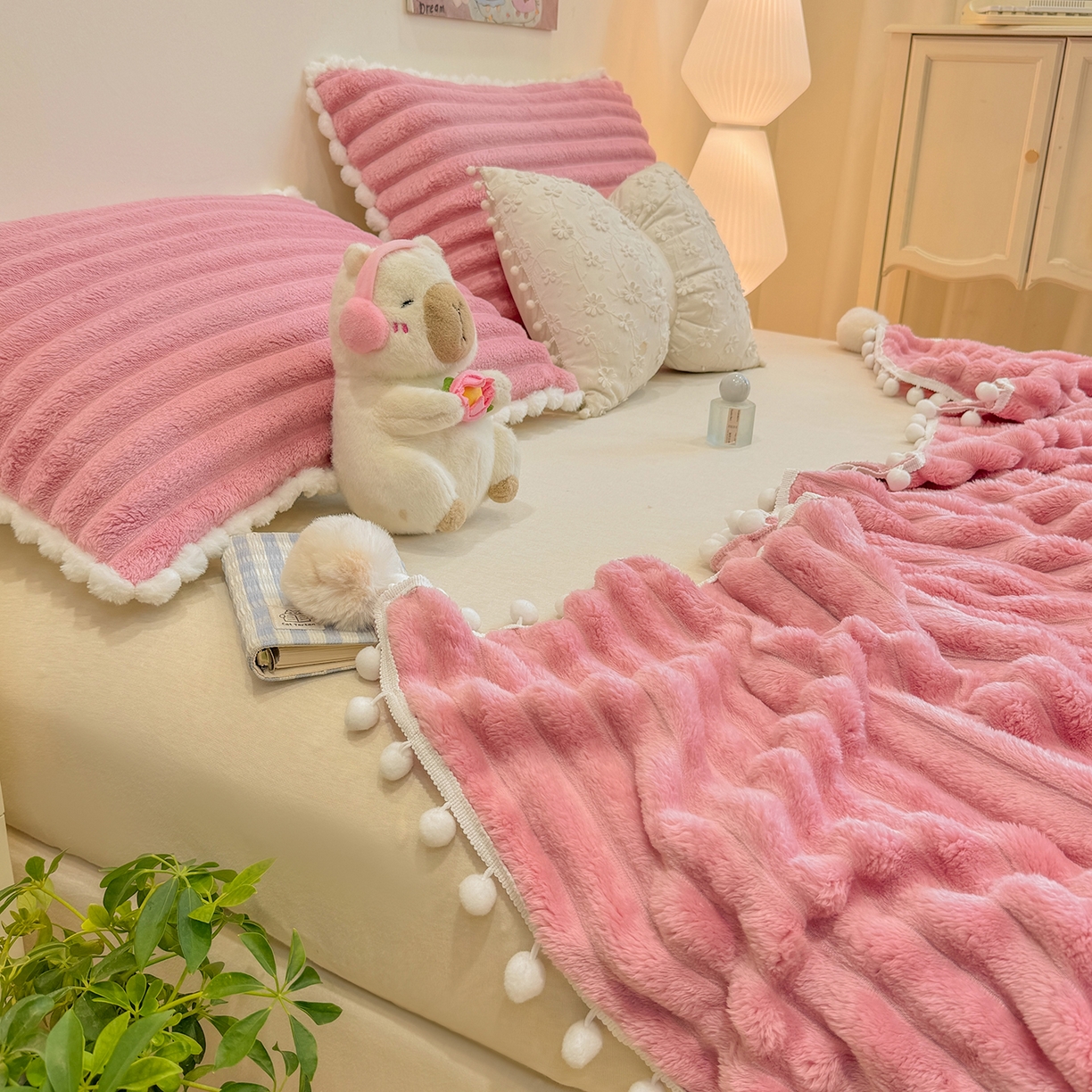 91家纺网 家纺一手货源 找家纺 眠势力 2025新款高克重毛毯抽条兔毛绒毯子多功能小球球加厚雪球盖毯 云朵雪球毯-粉