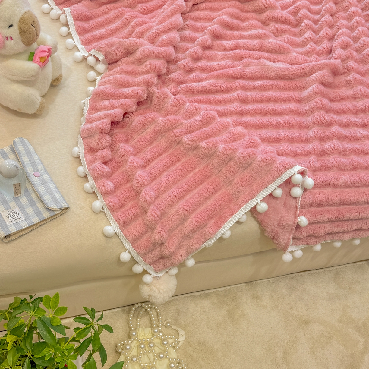 91家纺网 家纺一手货源 找家纺 眠势力 2025新款高克重毛毯抽条兔毛绒毯子多功能小球球加厚雪球盖毯 云朵雪球毯-粉