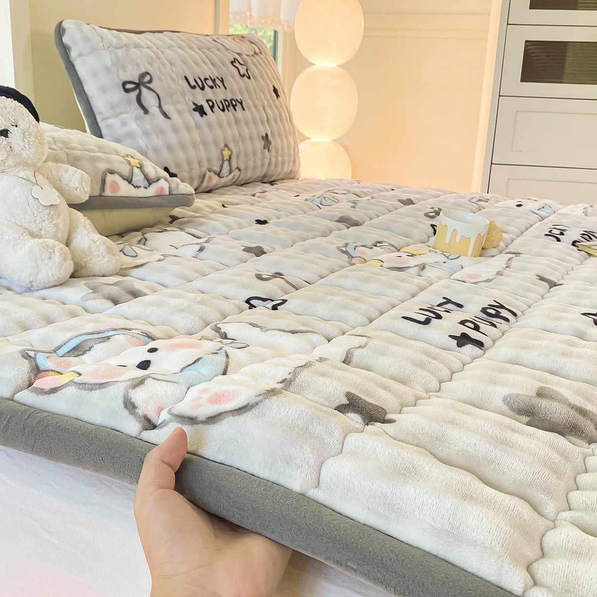 91家纺网 家纺一手货源 找家纺 眠势力 2025新款牛奶绒泡泡床垫加绒仿兔毛绒床褥子秋冬保暖珊瑚绒夹棉床护垫 星星猫咪