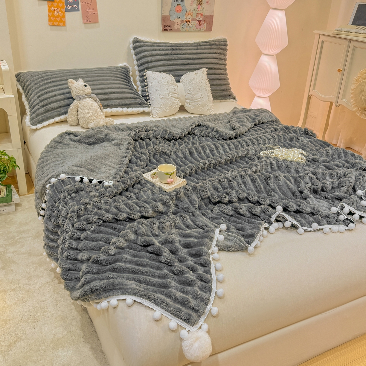 91家纺网 家纺一手货源 找家纺 眠势力 2025新款高克重毛毯抽条兔毛绒毯子多功能小球球加厚雪球盖毯 云朵雪球毯-灰