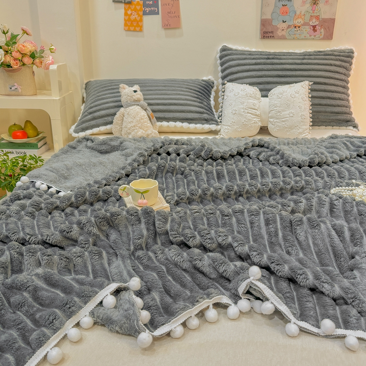 91家纺网 家纺一手货源 找家纺 眠势力 2025新款高克重毛毯抽条兔毛绒毯子多功能小球球加厚雪球盖毯 云朵雪球毯-灰