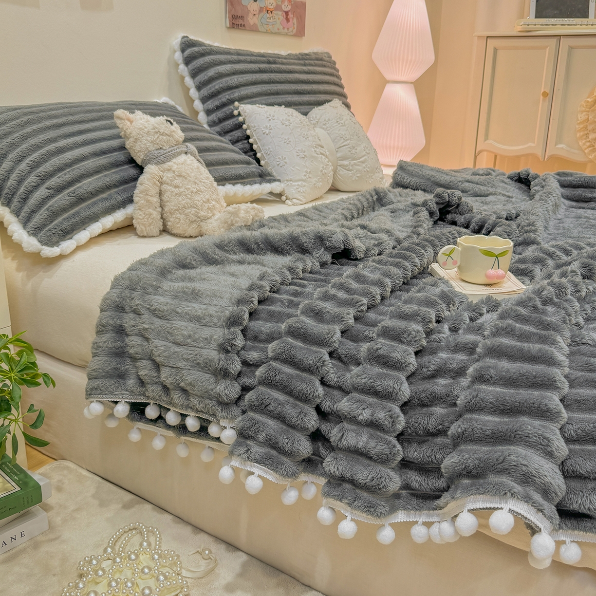 91家纺网 家纺一手货源 找家纺 眠势力 2025新款高克重毛毯抽条兔毛绒毯子多功能小球球加厚雪球盖毯 云朵雪球毯-灰