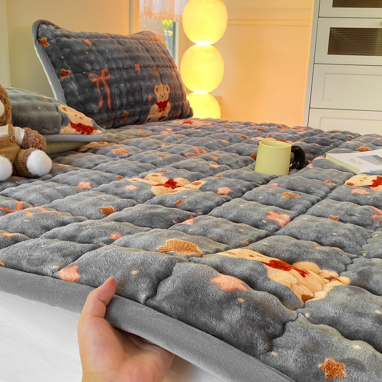 91家纺网 家纺一手货源 找家纺 眠势力 2025新款牛奶绒泡泡床垫加绒仿兔毛绒床褥子秋冬保暖珊瑚绒夹棉床护垫 星星小熊