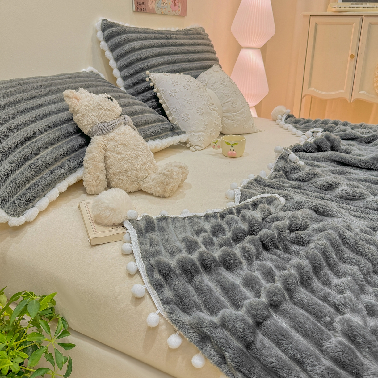 91家纺网 家纺一手货源 找家纺 眠势力 2025新款高克重毛毯抽条兔毛绒毯子多功能小球球加厚雪球盖毯 云朵雪球毯-灰