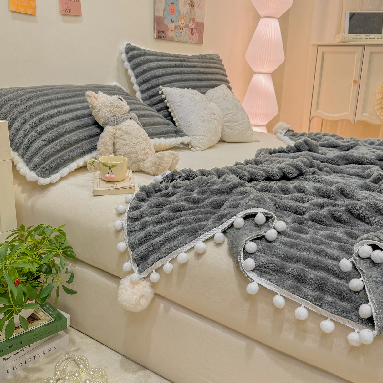 91家纺网 家纺一手货源 找家纺 眠势力 2025新款高克重毛毯抽条兔毛绒毯子多功能小球球加厚雪球盖毯 云朵雪球毯-灰