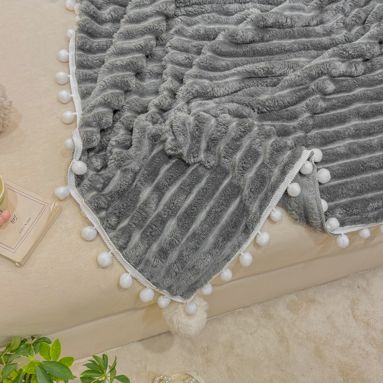91家纺网 家纺一手货源 找家纺 眠势力 2025新款高克重毛毯抽条兔毛绒毯子多功能小球球加厚雪球盖毯 云朵雪球毯-灰