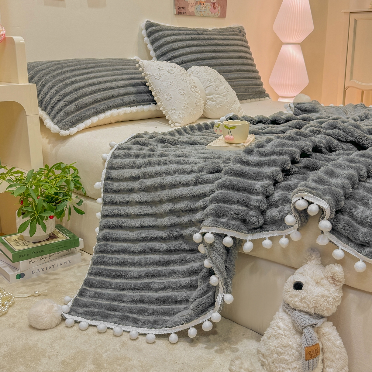 91家纺网 家纺一手货源 找家纺 眠势力 2025新款高克重毛毯抽条兔毛绒毯子多功能小球球加厚雪球盖毯 云朵雪球毯-灰