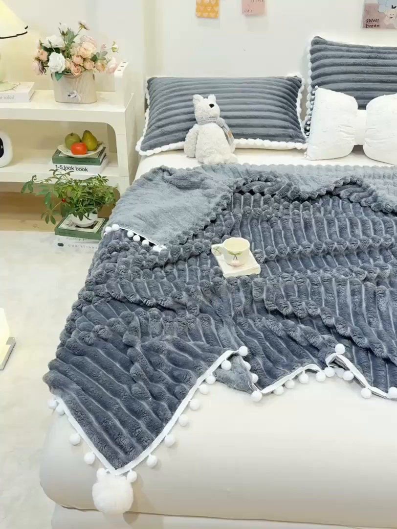 91家纺网 家纺一手货源 找家纺 眠势力 2025新款高克重毛毯抽条兔毛绒毯子多功能小球球加厚雪球盖毯 云朵雪球毯-灰