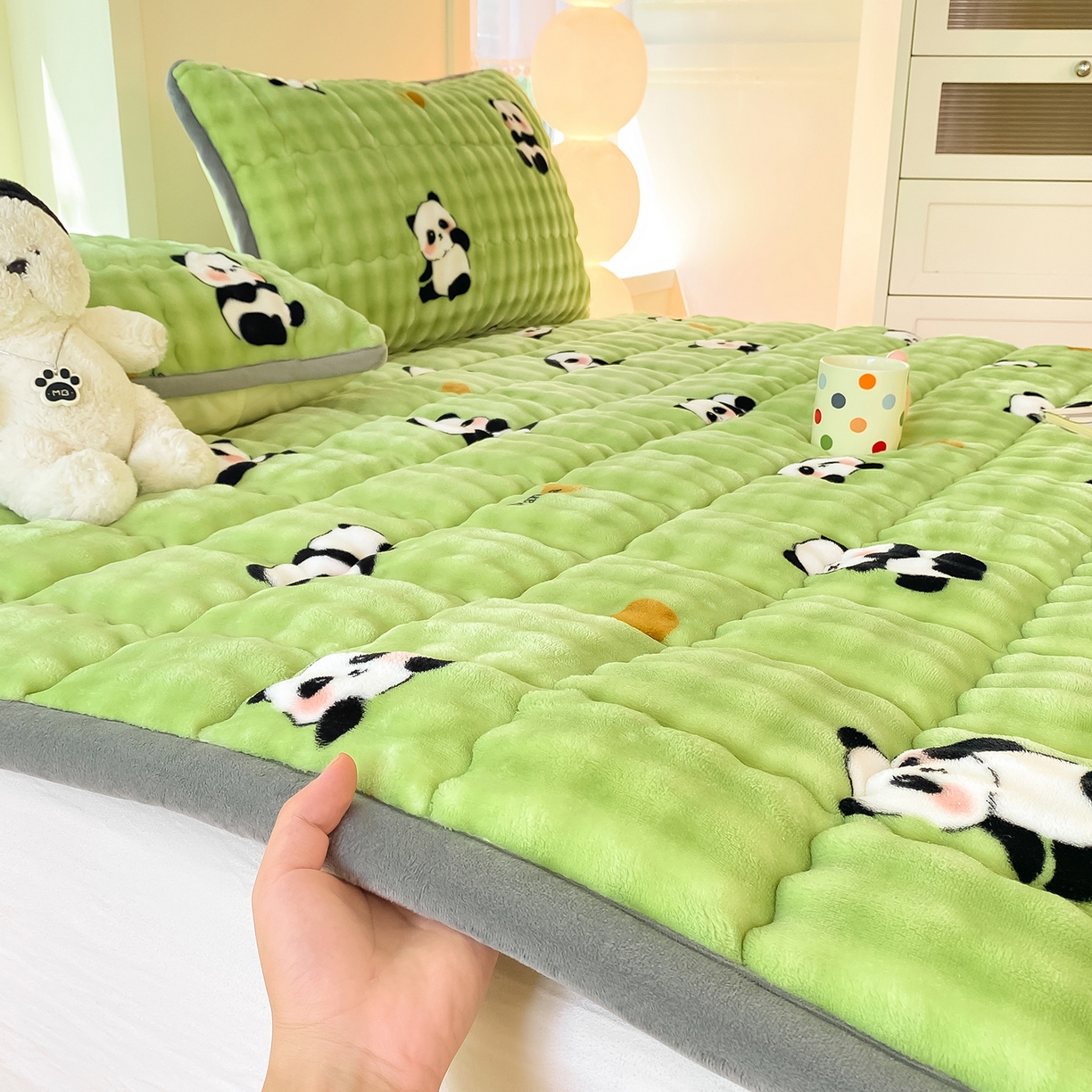 91家纺网 家纺一手货源 找家纺 眠势力 2025新款牛奶绒泡泡床垫加绒仿兔毛绒床褥子秋冬保暖珊瑚绒夹棉床护垫 熊猫