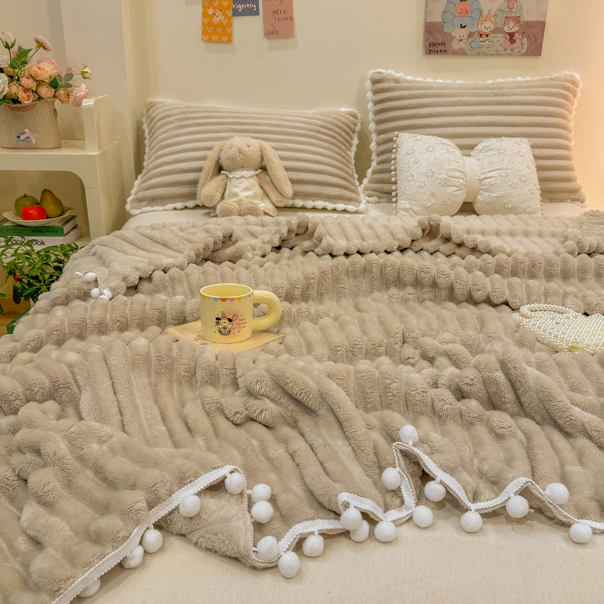 91家纺网 家纺一手货源 找家纺 眠势力 2025新款高克重毛毯抽条兔毛绒毯子多功能小球球加厚雪球盖毯 云朵雪球毯-咖