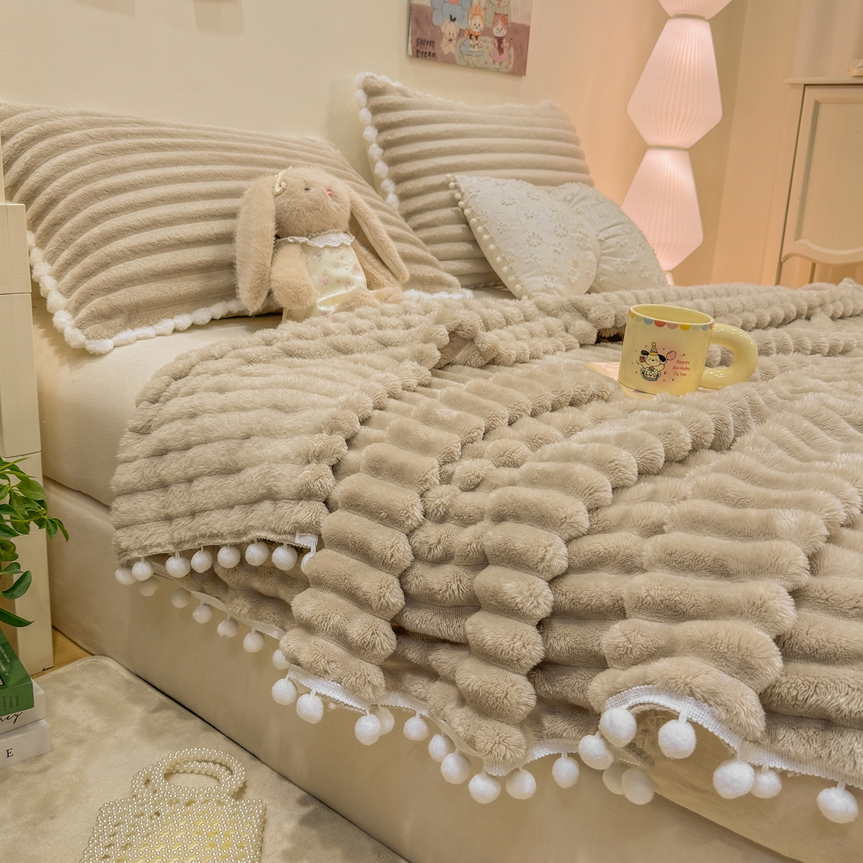 91家纺网 家纺一手货源 找家纺 眠势力 2025新款高克重毛毯抽条兔毛绒毯子多功能小球球加厚雪球盖毯 云朵雪球毯-咖