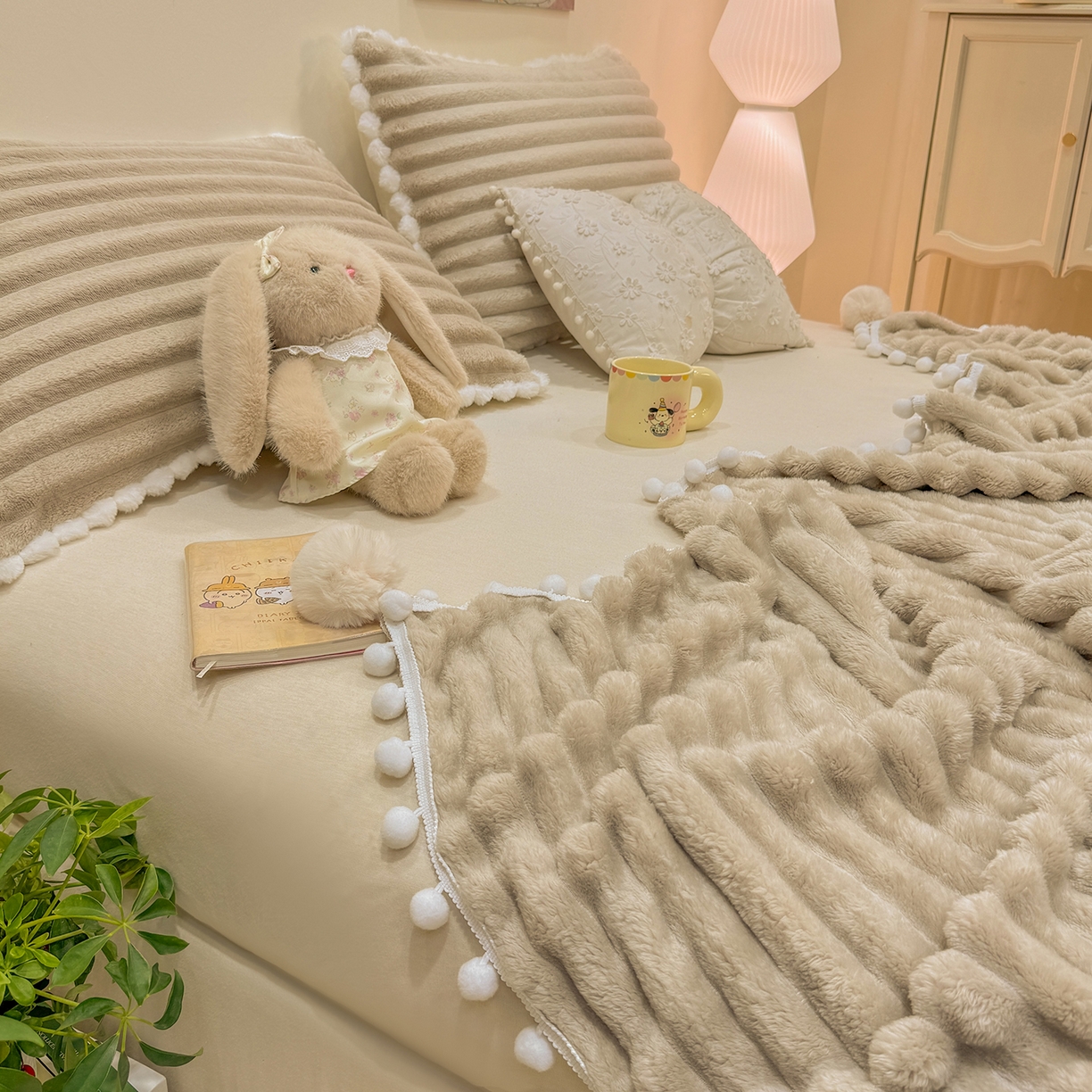 91家纺网 家纺一手货源 找家纺 眠势力 2025新款高克重毛毯抽条兔毛绒毯子多功能小球球加厚雪球盖毯 云朵雪球毯-咖