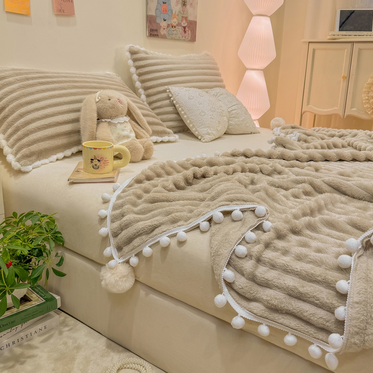 91家纺网 家纺一手货源 找家纺 眠势力 2025新款高克重毛毯抽条兔毛绒毯子多功能小球球加厚雪球盖毯 云朵雪球毯-咖