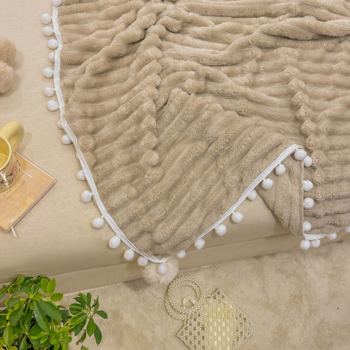 91家纺网 家纺一手货源 找家纺 眠势力 2025新款高克重毛毯抽条兔毛绒毯子多功能小球球加厚雪球盖毯 云朵雪球毯-咖