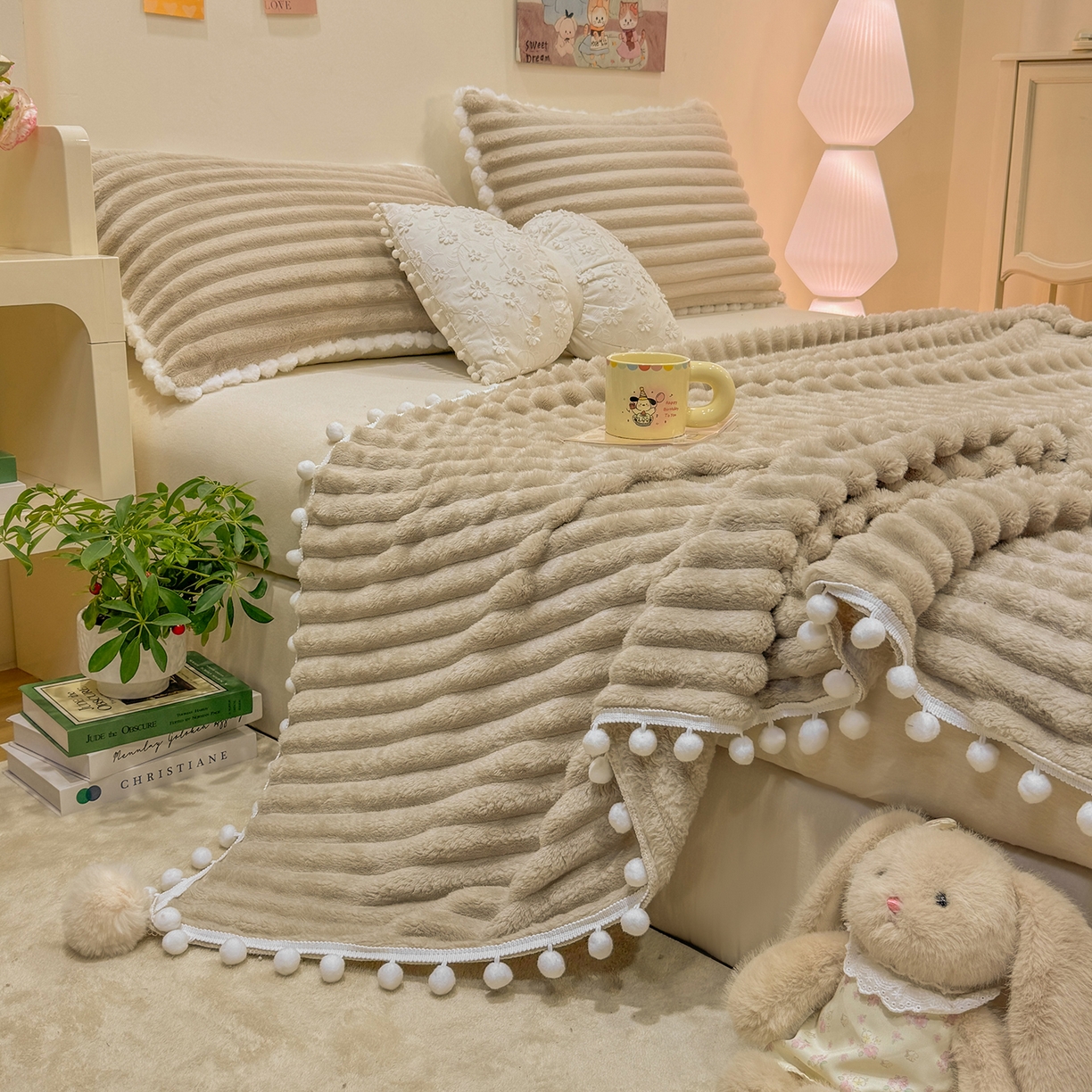 91家纺网 家纺一手货源 找家纺 眠势力 2025新款高克重毛毯抽条兔毛绒毯子多功能小球球加厚雪球盖毯 云朵雪球毯-咖