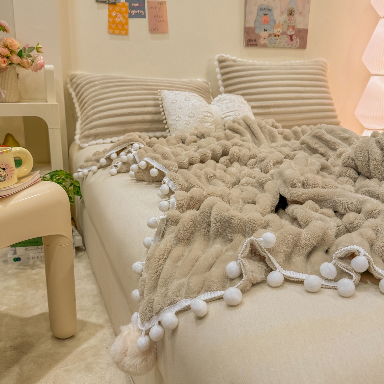 91家纺网 家纺一手货源 找家纺 眠势力 2025新款高克重毛毯抽条兔毛绒毯子多功能小球球加厚雪球盖毯 云朵雪球毯-咖