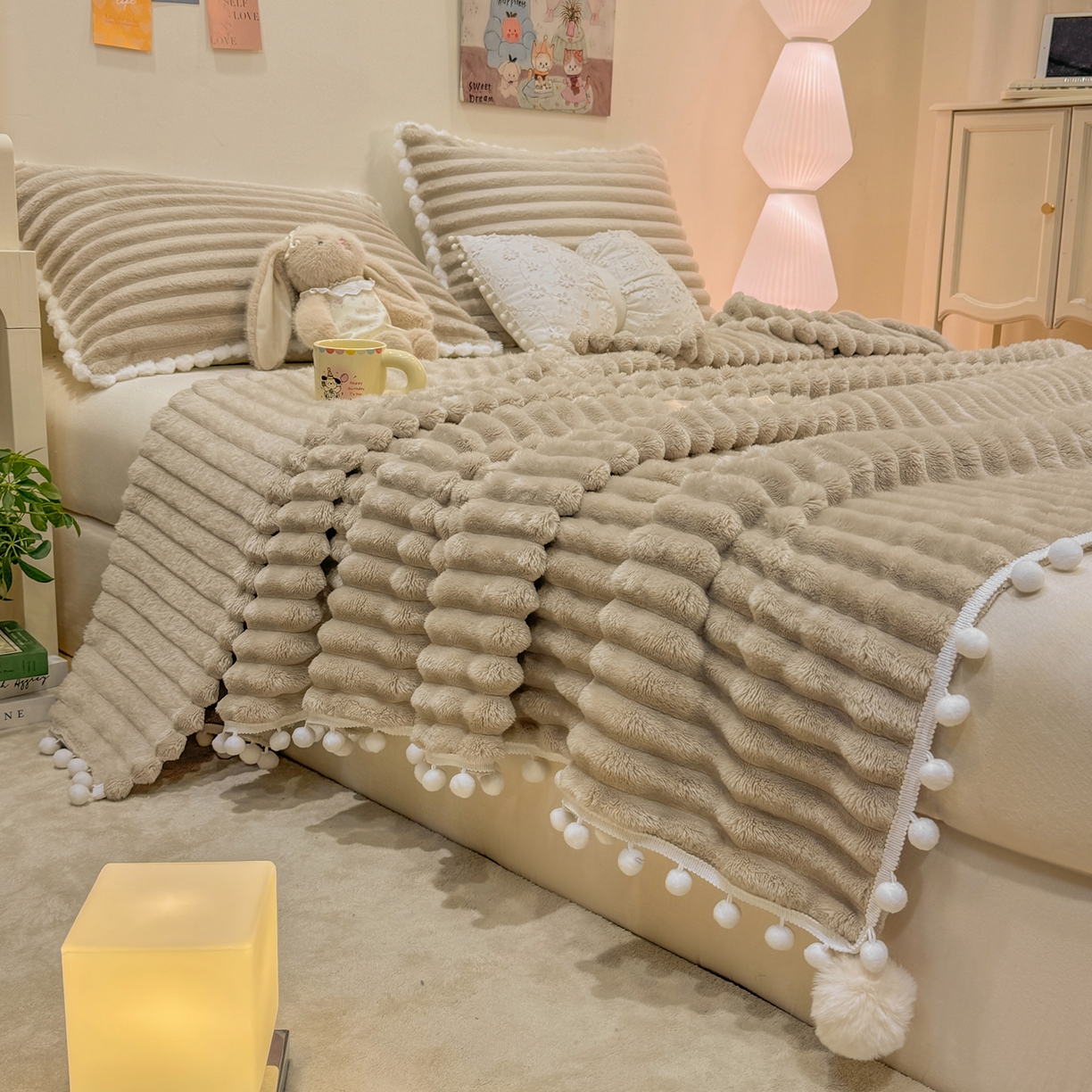 91家纺网 家纺一手货源 找家纺 眠势力 2025新款高克重毛毯抽条兔毛绒毯子多功能小球球加厚雪球盖毯 云朵雪球毯-咖