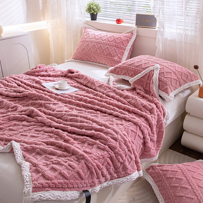 91家纺网 家纺一手货源 找家纺 栩裕纺织 2025新款双面塔芙绒毛毯家用毯子包边款 塔夫绒-玫瑰粉