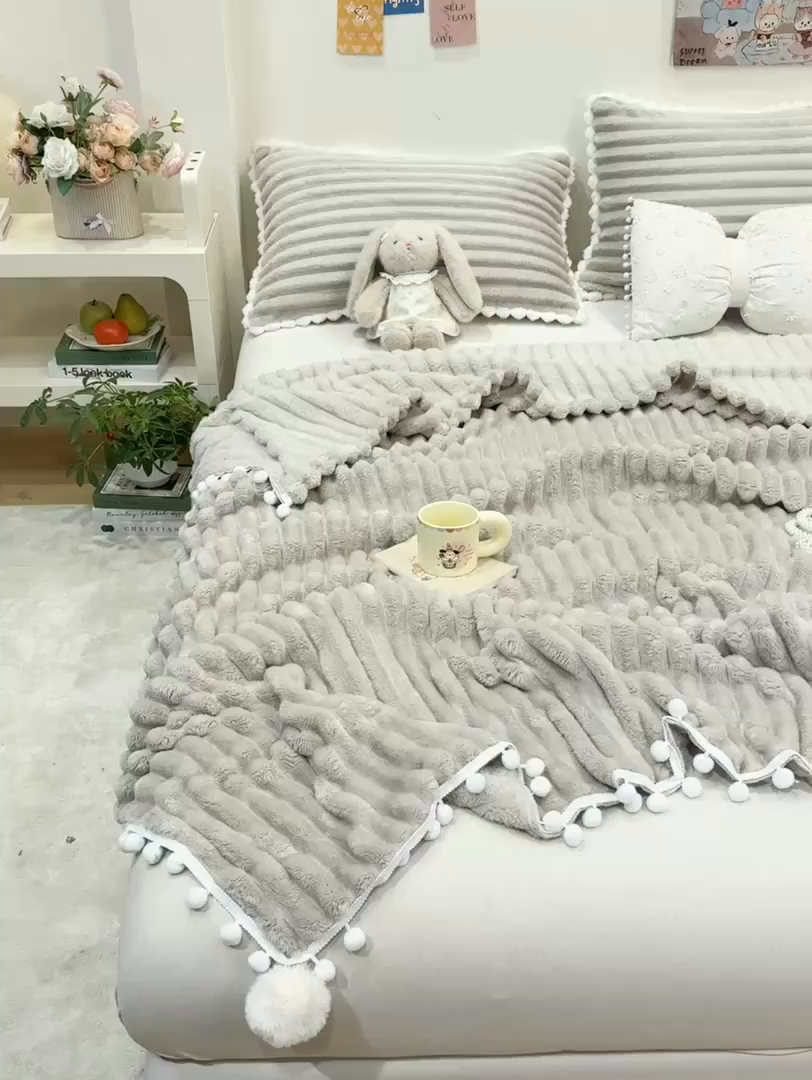 91家纺网 家纺一手货源 找家纺 眠势力 2025新款高克重毛毯抽条兔毛绒毯子多功能小球球加厚雪球盖毯 云朵雪球毯-咖