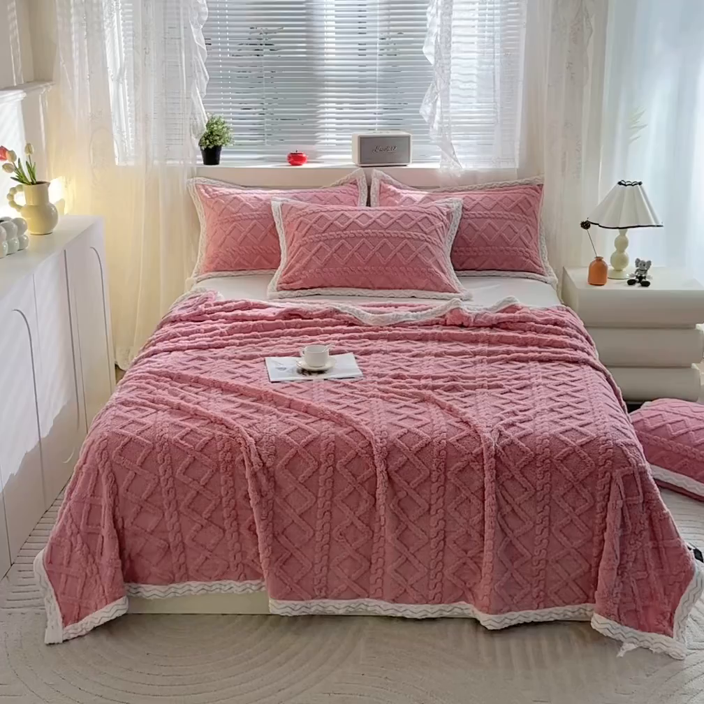 91家纺网 家纺一手货源 找家纺 栩裕纺织 2025新款双面塔芙绒毛毯家用毯子包边款 塔夫绒-玫瑰粉