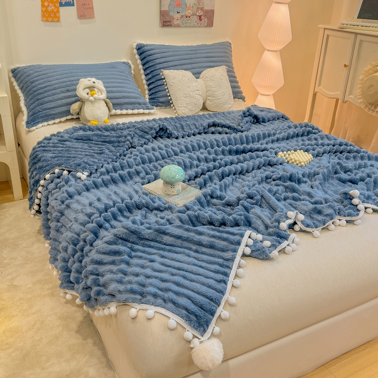 91家纺网 家纺一手货源 找家纺 眠势力 2025新款高克重毛毯抽条兔毛绒毯子多功能小球球加厚雪球盖毯 云朵雪球毯-蓝