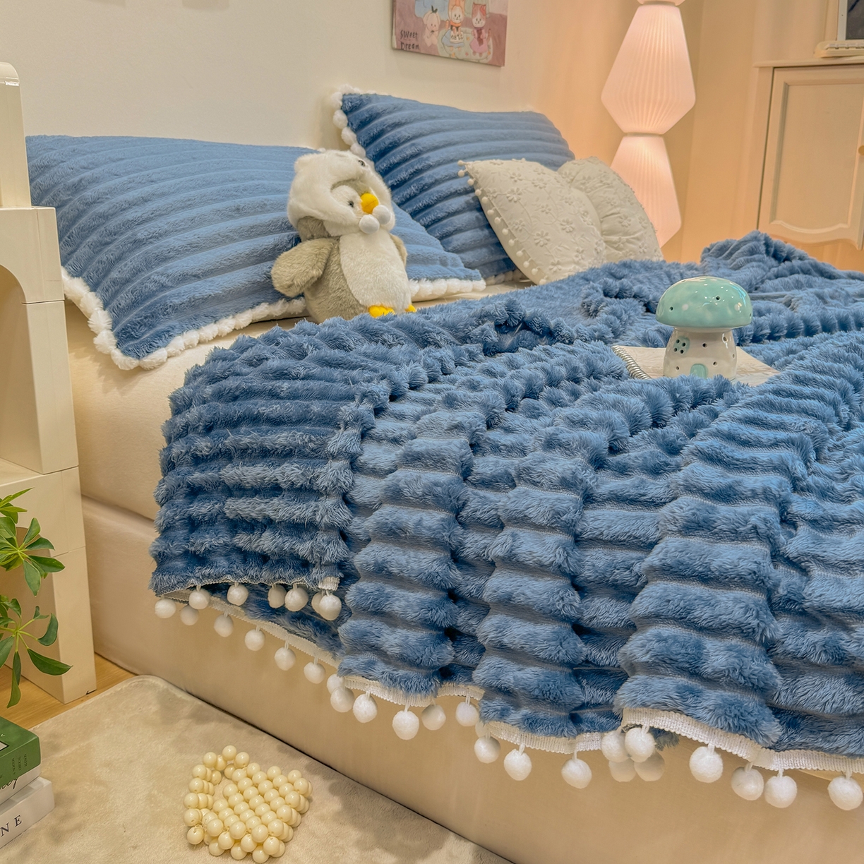 91家纺网 家纺一手货源 找家纺 眠势力 2025新款高克重毛毯抽条兔毛绒毯子多功能小球球加厚雪球盖毯 云朵雪球毯-蓝