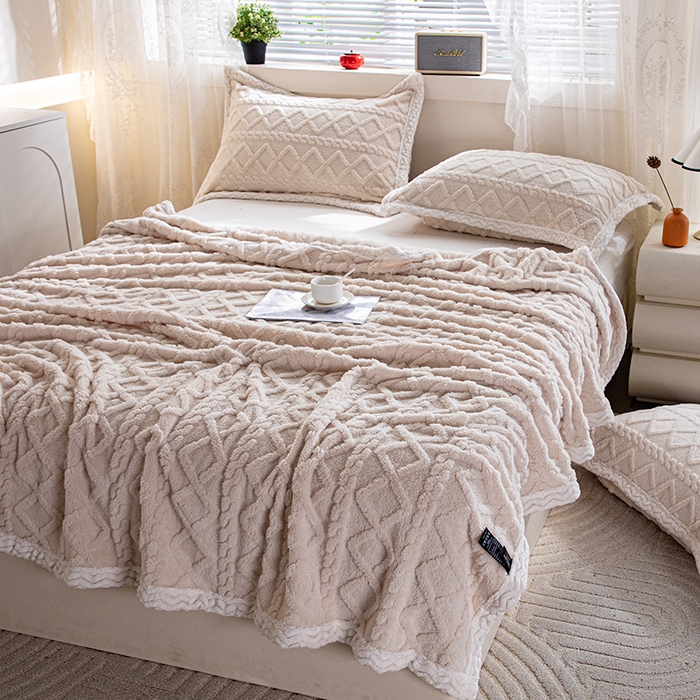 91家纺网 家纺一手货源 找家纺 栩裕纺织 2025新款双面塔芙绒毛毯家用毯子包边款 塔夫绒-米杏色