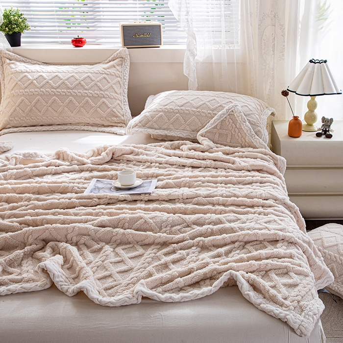 91家纺网 家纺一手货源 找家纺 栩裕纺织 2025新款双面塔芙绒毛毯家用毯子包边款 塔夫绒-米杏色