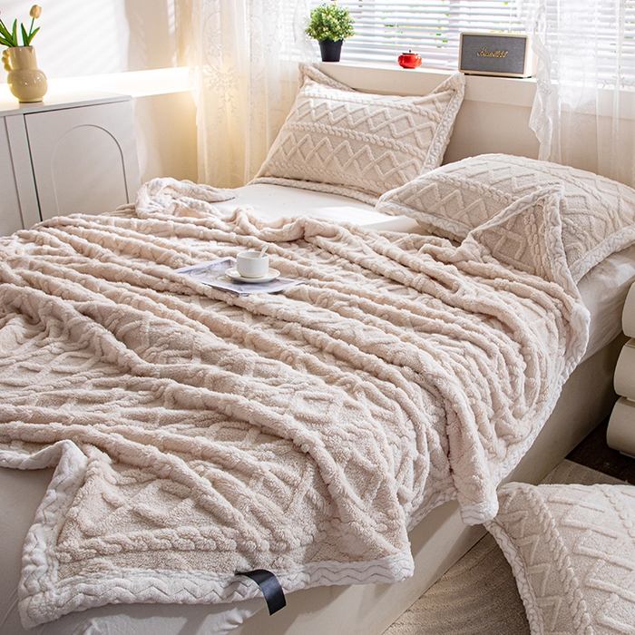 91家纺网 家纺一手货源 找家纺 栩裕纺织 2025新款双面塔芙绒毛毯家用毯子包边款 塔夫绒-米杏色