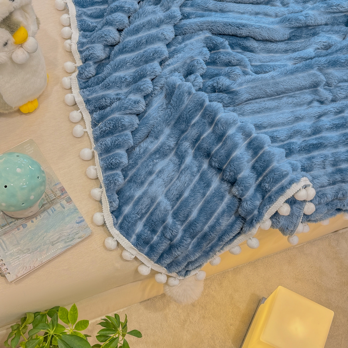 91家纺网 家纺一手货源 找家纺 眠势力 2025新款高克重毛毯抽条兔毛绒毯子多功能小球球加厚雪球盖毯 云朵雪球毯-蓝