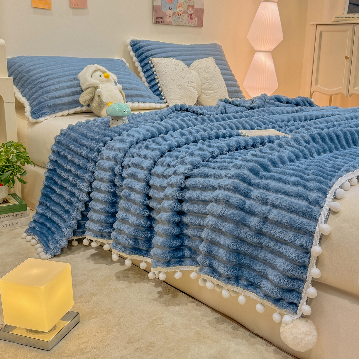 91家纺网 家纺一手货源 找家纺 眠势力 2025新款高克重毛毯抽条兔毛绒毯子多功能小球球加厚雪球盖毯 云朵雪球毯-蓝