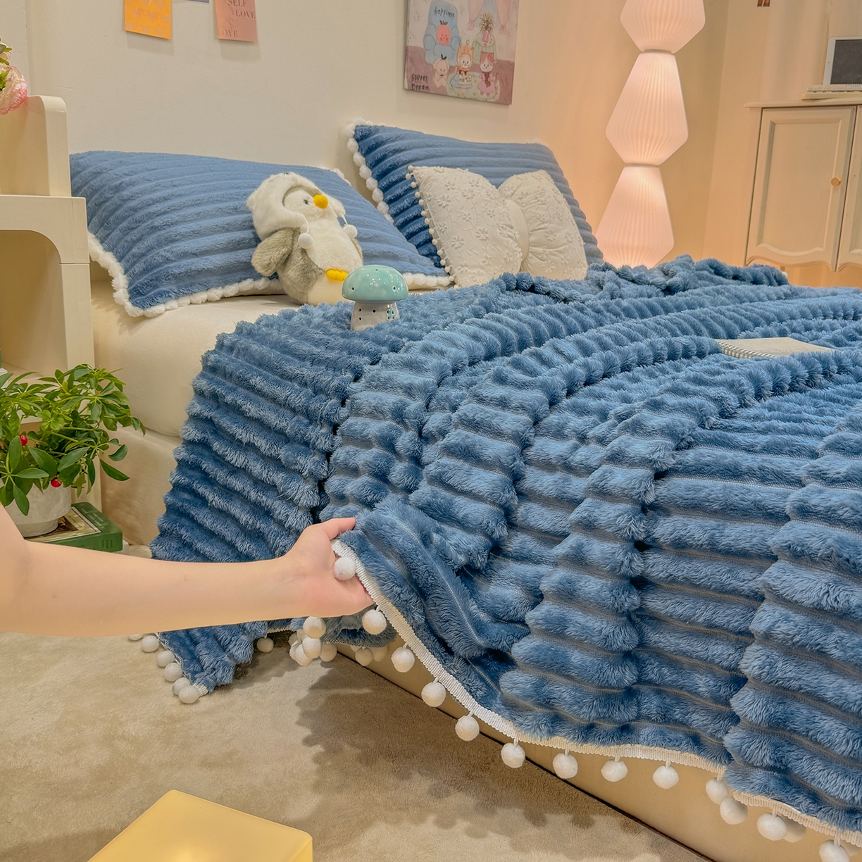 91家纺网 家纺一手货源 找家纺 眠势力 2025新款高克重毛毯抽条兔毛绒毯子多功能小球球加厚雪球盖毯 云朵雪球毯-蓝