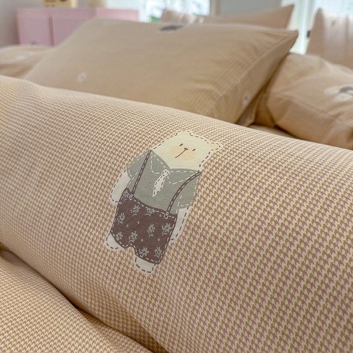 91家纺网 家纺一手货源 找家纺 竹合家纺 2025新款爆款韩国小布袋古法水洗云感四件套背带熊