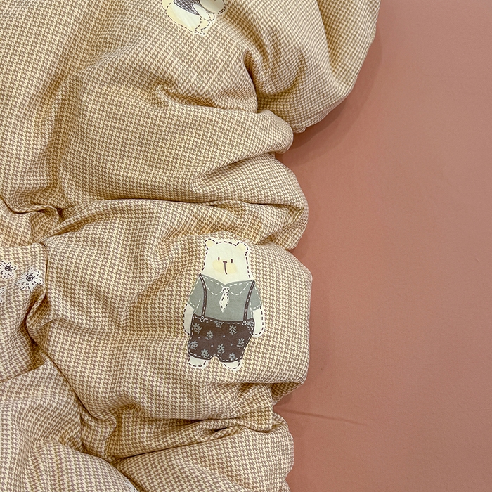 91家纺网 家纺一手货源 找家纺 竹合家纺 2025新款爆款韩国小布袋古法水洗云感四件套背带熊