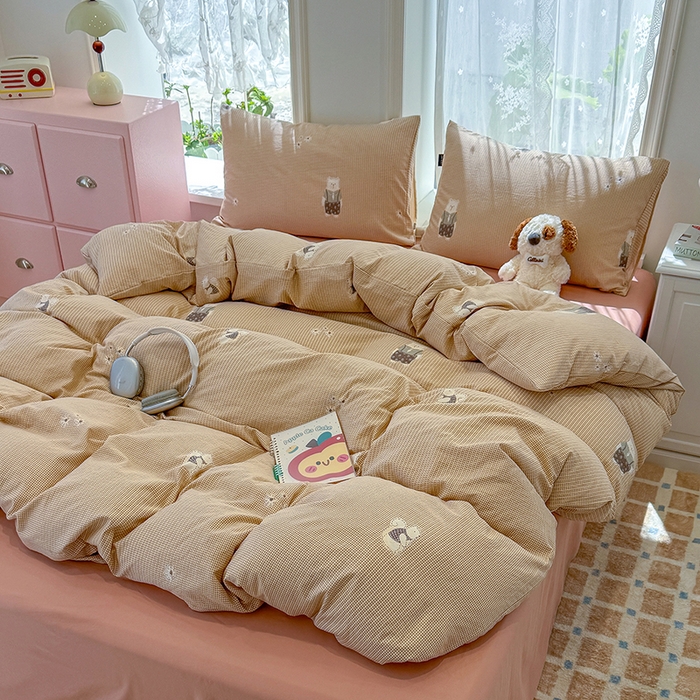 91家纺网 家纺一手货源 找家纺 竹合家纺 2025新款爆款韩国小布袋古法水洗云感四件套背带熊