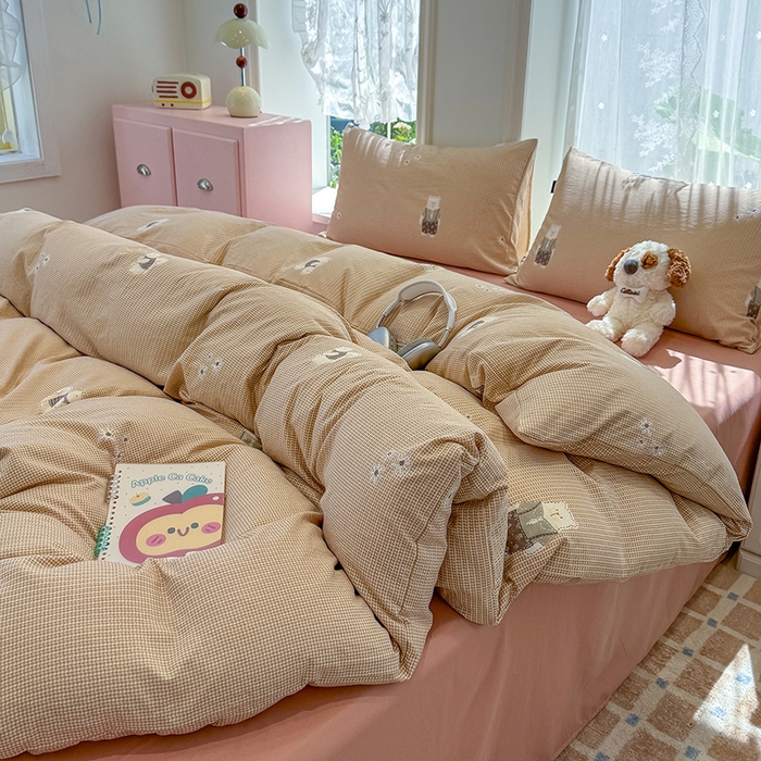 91家纺网 家纺一手货源 找家纺 竹合家纺 2025新款爆款韩国小布袋古法水洗云感四件套背带熊