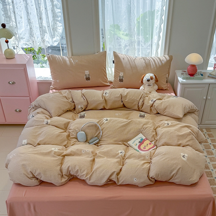 91家纺网 家纺一手货源 找家纺 竹合家纺 2025新款爆款韩国小布袋古法水洗云感四件套背带熊