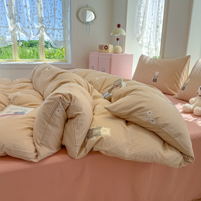 91家纺网 家纺一手货源 找家纺 竹合家纺 2025新款爆款韩国小布袋古法水洗云感四件套背带熊