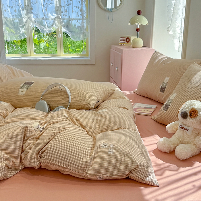 91家纺网 家纺一手货源 找家纺 竹合家纺 2025新款爆款韩国小布袋古法水洗云感四件套背带熊