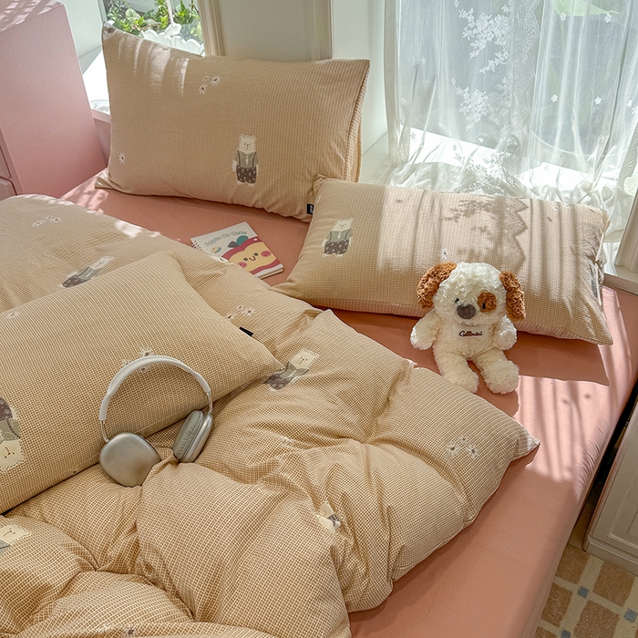 91家纺网 家纺一手货源 找家纺 竹合家纺 2025新款爆款韩国小布袋古法水洗云感四件套背带熊