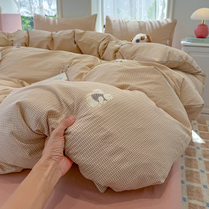 91家纺网 家纺一手货源 找家纺 竹合家纺 2025新款爆款韩国小布袋古法水洗云感四件套背带熊