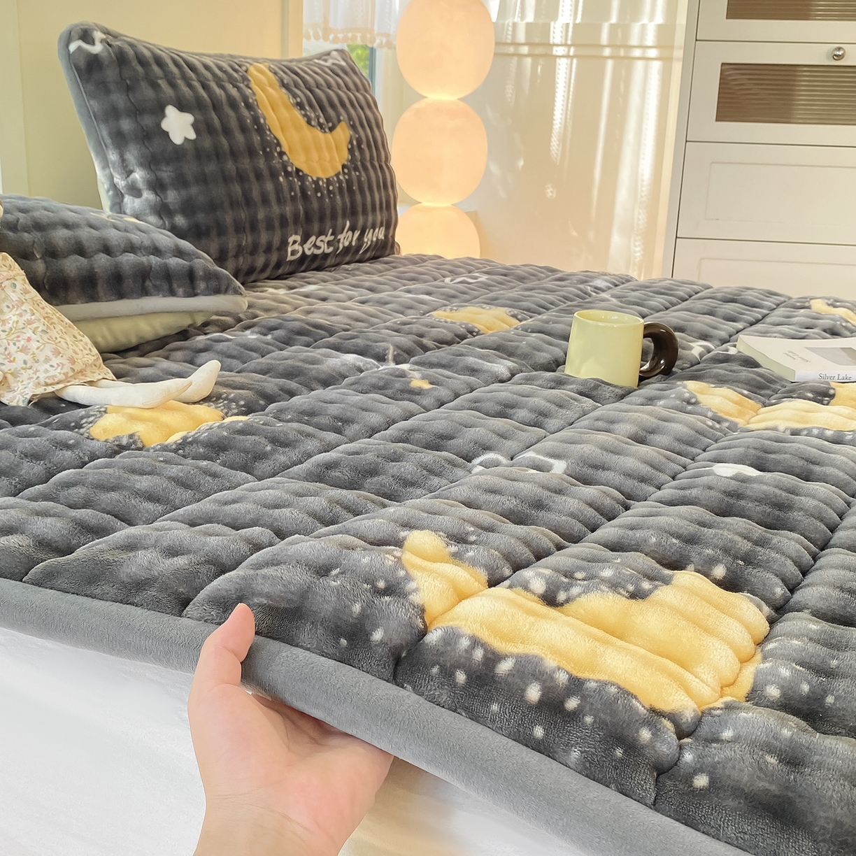 91家纺网 家纺一手货源 找家纺 眠势力 2025新款牛奶绒泡泡床垫加绒仿兔毛绒床褥子秋冬保暖珊瑚绒夹棉床护垫 月亮湾