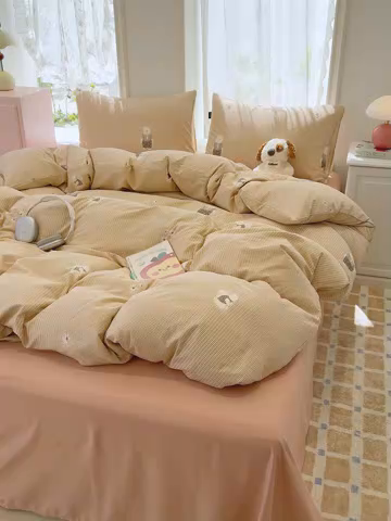 91家纺网 家纺一手货源 找家纺 竹合家纺 2025新款爆款韩国小布袋古法水洗云感四件套背带熊