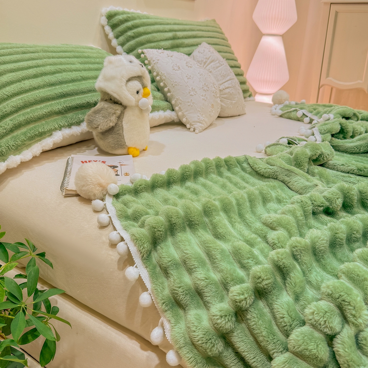 91家纺网 家纺一手货源 找家纺 眠势力 2025新款高克重毛毯抽条兔毛绒毯子多功能小球球加厚雪球盖毯 云朵雪球毯-绿