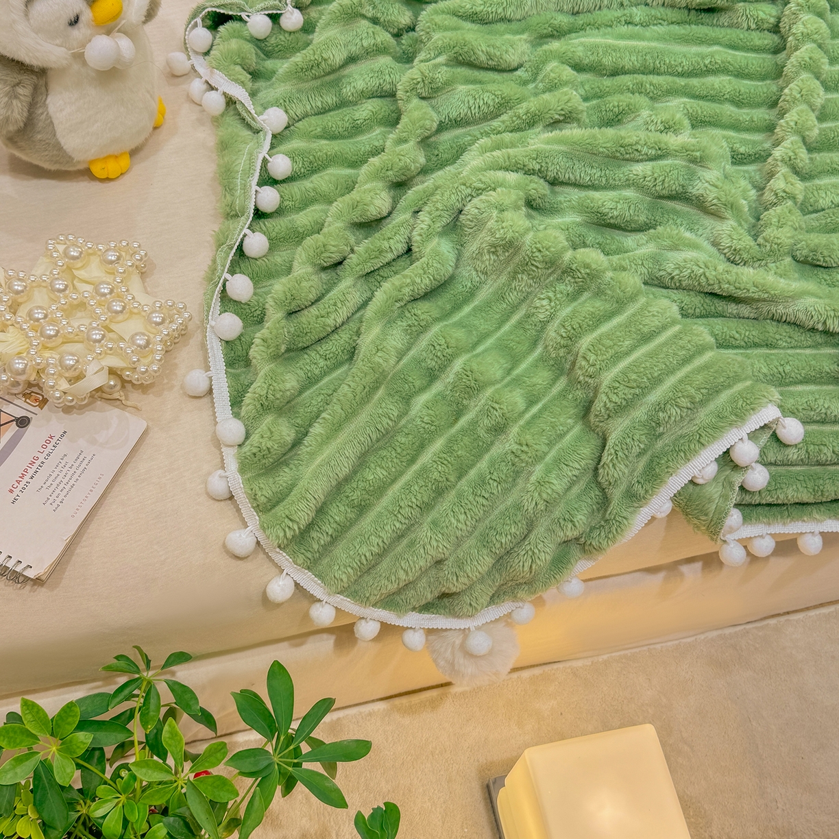 91家纺网 家纺一手货源 找家纺 眠势力 2025新款高克重毛毯抽条兔毛绒毯子多功能小球球加厚雪球盖毯 云朵雪球毯-绿